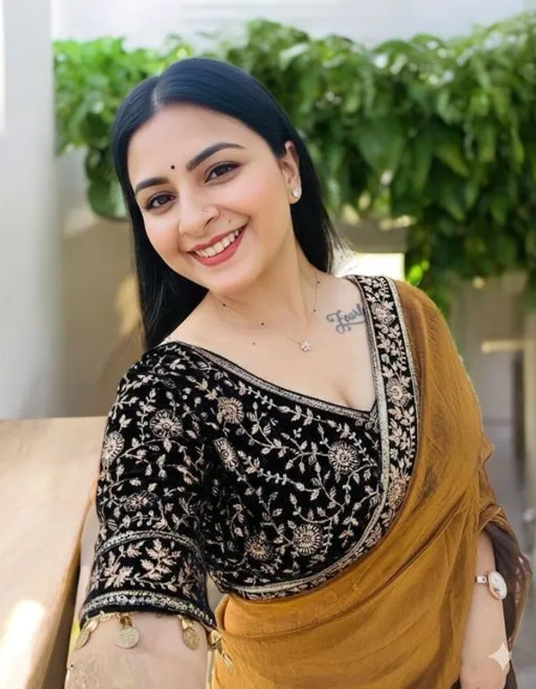 Trending_Gold_Crush_Binny_Saree_with_Heavy_Velvet_Stitched_Blouse