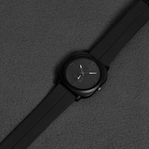 Black_Analog_Quartz_Watch_With_Silicone_Strap_For_Men