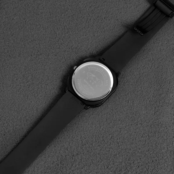 Black_Analog_Quartz_Watch_With_Silicone_Strap_For_Men
