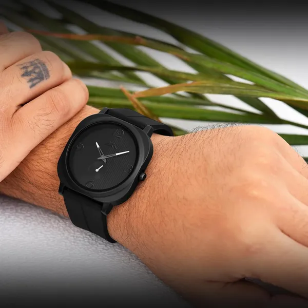 Black_Analog_Quartz_Watch_With_Silicone_Strap_For_Men