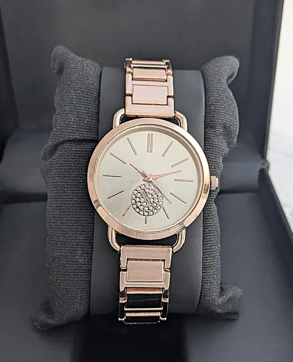 Rose_Gold_Analog_Watch_With_Bracelet_Strap_For_Women