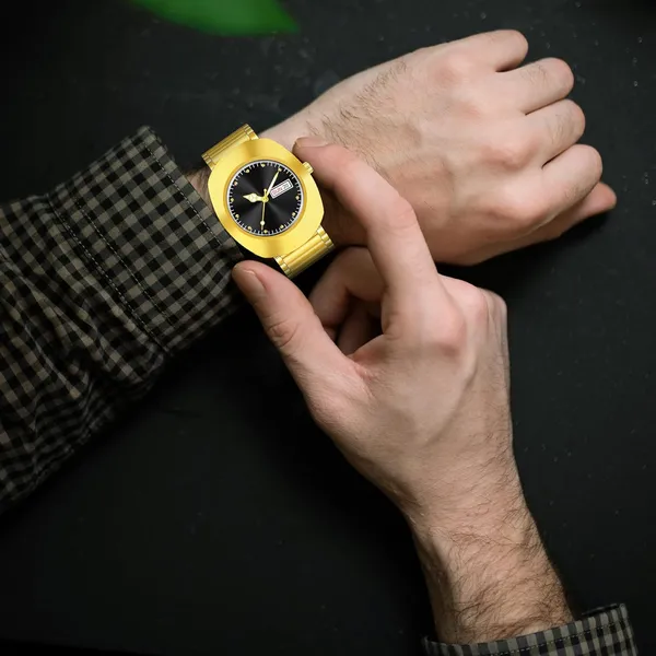 Gold_Analog_Wrist_Watch_With_Day_Date_Display_For_Men