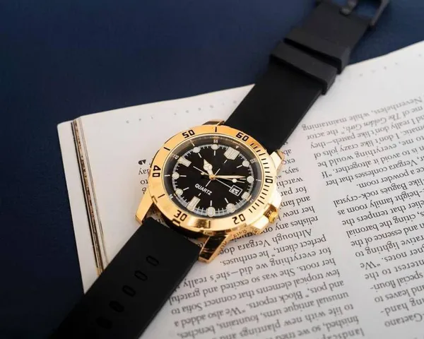 Black_Quartz_Analog_Wristwatch_With_Rubber_Strap_For_Men