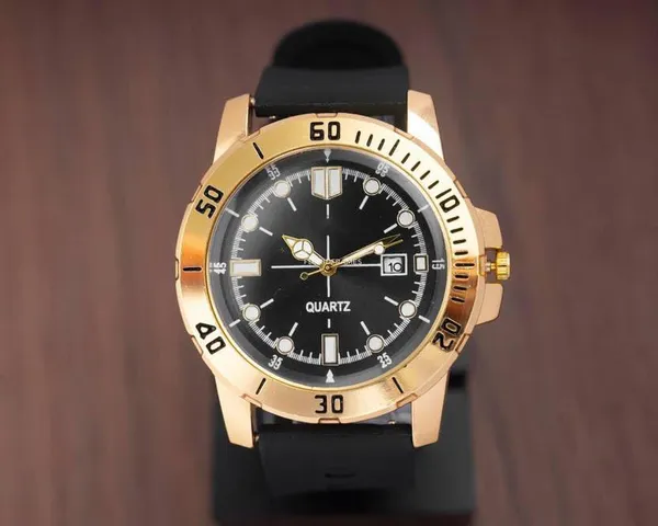 Black_Quartz_Analog_Wristwatch_With_Rubber_Strap_For_Men
