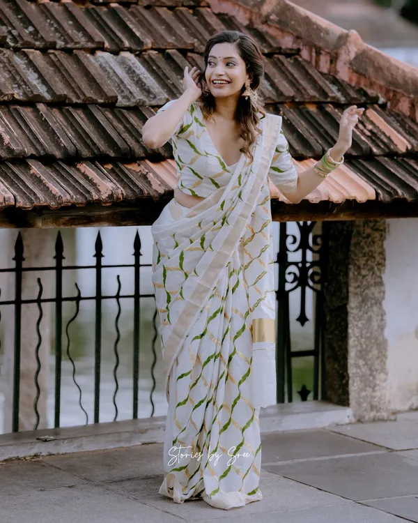 Off-White_Chain_Saree_For_Women