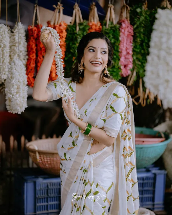 Off-White_Chain_Saree_For_Women