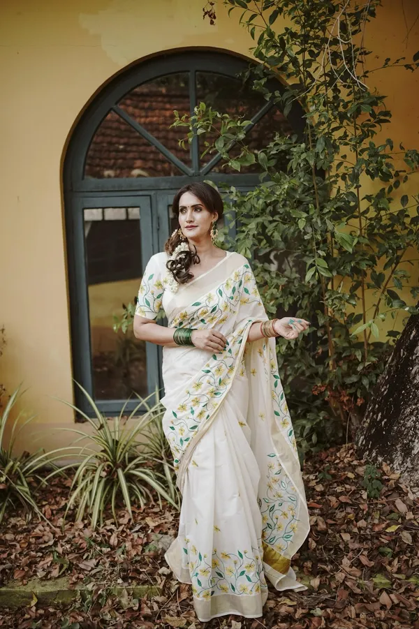 Off-White_Flower_Embroidery_Saree_For_Women