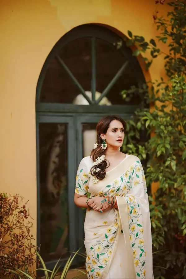 Off-White_Flower_Embroidery_Saree_For_Women