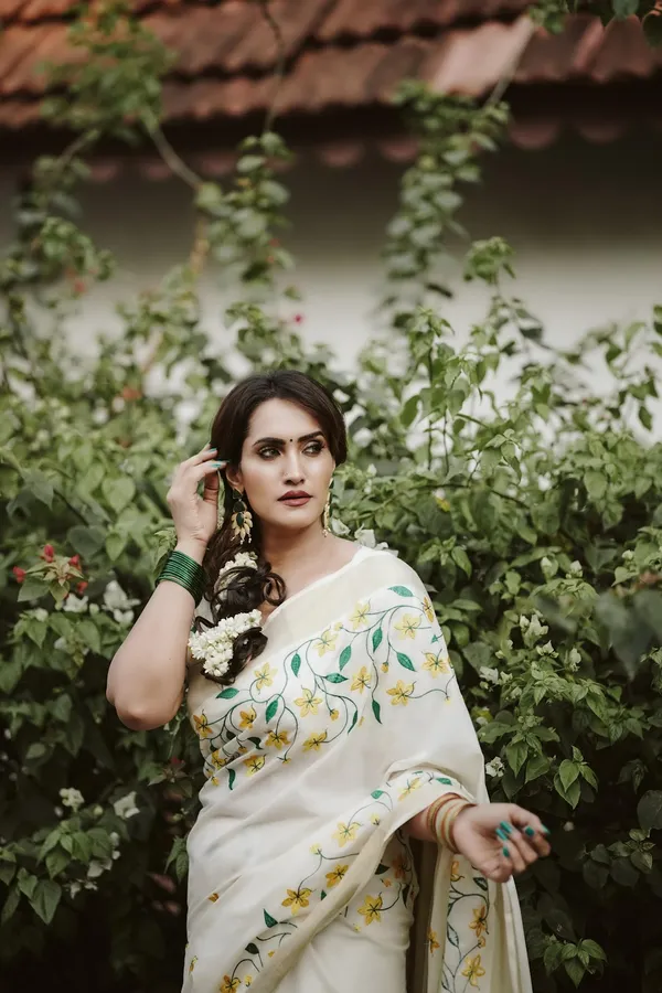 Off-White_Flower_Embroidery_Saree_For_Women
