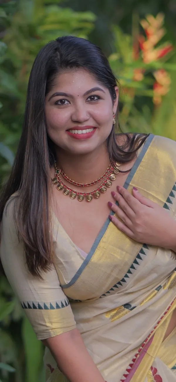 Lotus_Weave_Golden_Tissue_Saree_With_Temple_Borders_For_Women