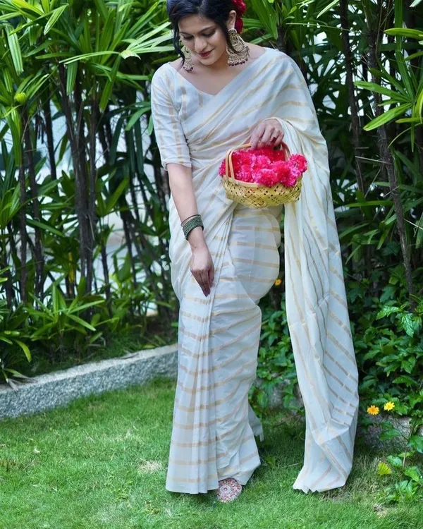 Cotton_Golden_Lines_Saree_With_Tussels_For_Women