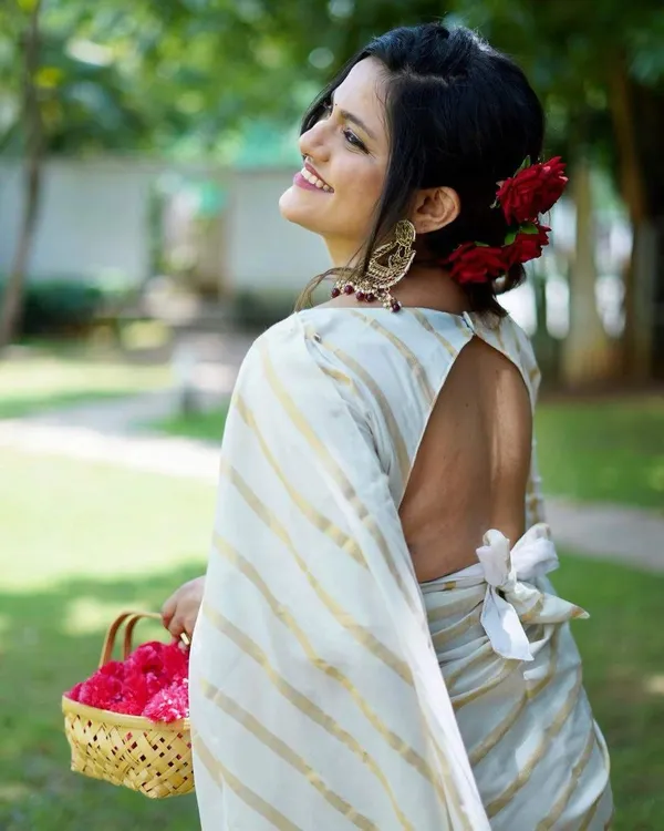 Cotton_Golden_Lines_Saree_With_Tussels_For_Women