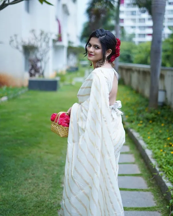 Cotton_Golden_Lines_Saree_With_Tussels_For_Women