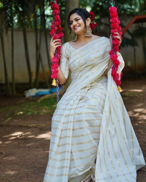 Cotton_Golden_Lines_Saree_With_Tussels_For_Women