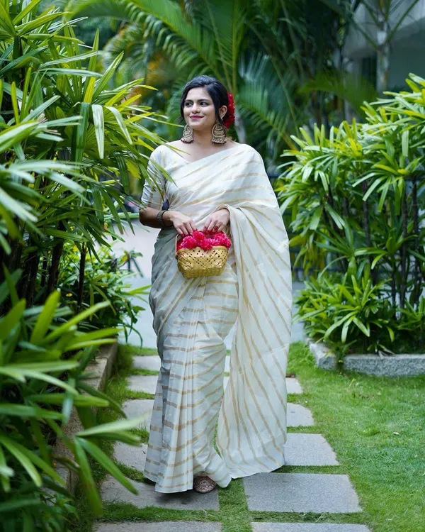 Cotton_Golden_Lines_Saree_With_Tussels_For_Women