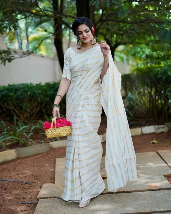 Cotton_Golden_Lines_Saree_With_Tussels_For_Women
