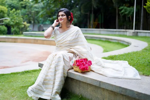 Cotton_Golden_Lines_Saree_With_Tussels_For_Women