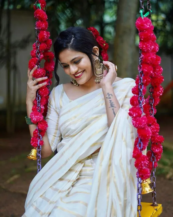 Cotton_Golden_Lines_Saree_With_Tussels_For_Women