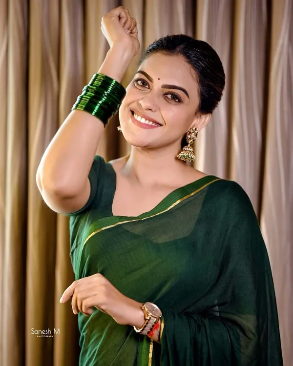 Anu_Shree_Inspired_Bottle_Green_Mul_Cotton_Saree_For_Women
