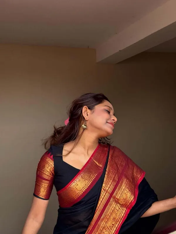 Malathi_Retta_Petta_Border_Black_And_Maroon_Cotton_Saree_For_Women