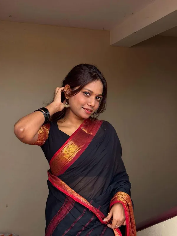 Malathi_Retta_Petta_Border_Black_And_Maroon_Cotton_Saree_For_Women