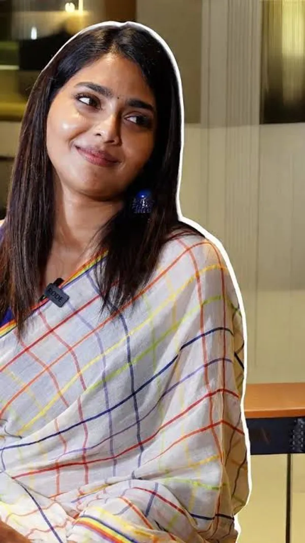 Aiswarya_Lekshmi_Inspired_Checks_Mul_Cotton_And_Border_Lines_Golden_Tissue_Saree_Ready_Wear_For_Women_Pack_Of_2