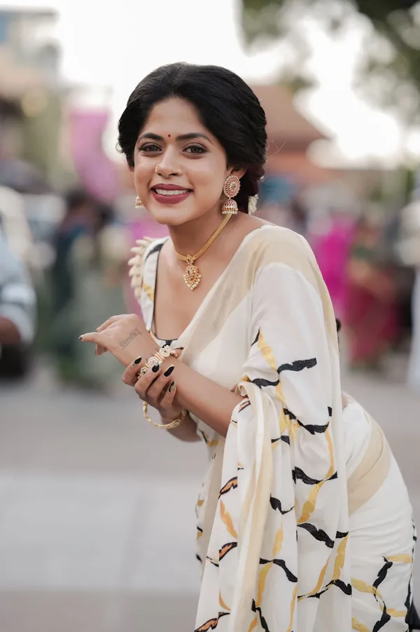 Off-White_Chain_Saree_For_Women