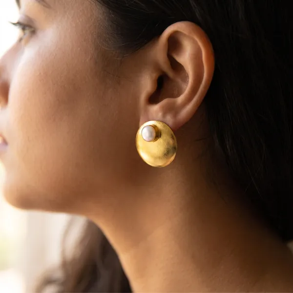 Freshwater_Pearl_Dome_Stud_Golden_Colour_Brass_Earring_For_Women