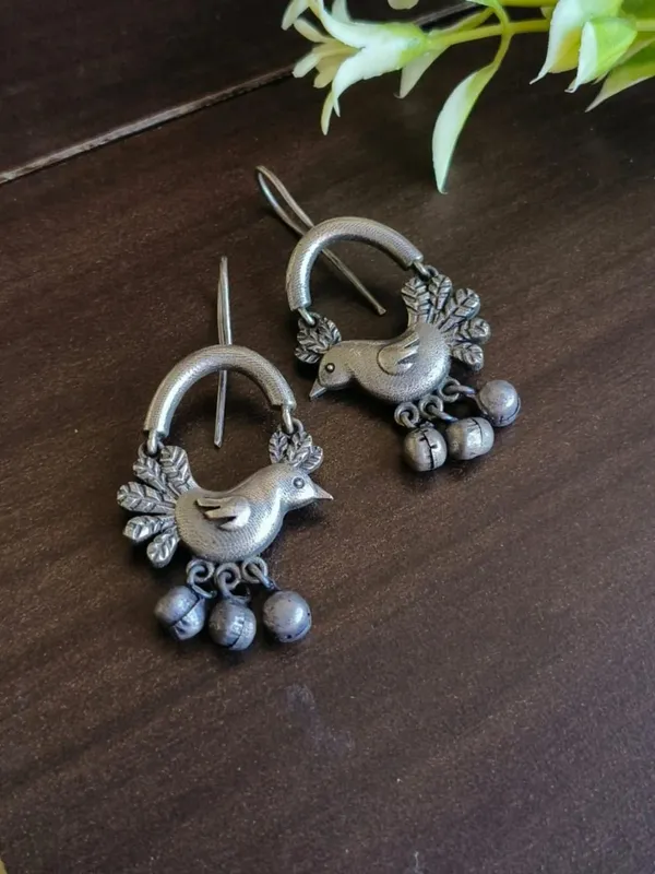 Mayuri_Silver_Colour_Brass_Earring_For_Women