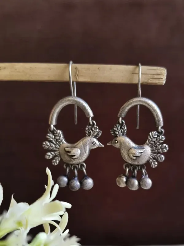 Mayuri_Silver_Colour_Brass_Earring_For_Women