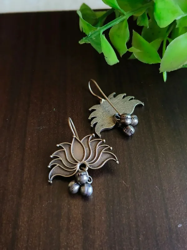 Kamal_Silver_Colour_Brass_Earring_For_Women