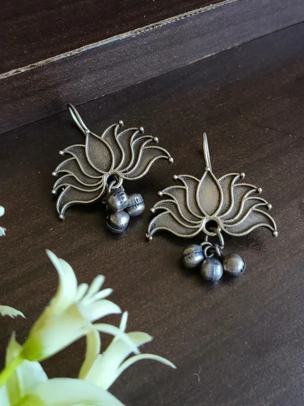 Kamal_Silver_Colour_Brass_Earring_For_Women