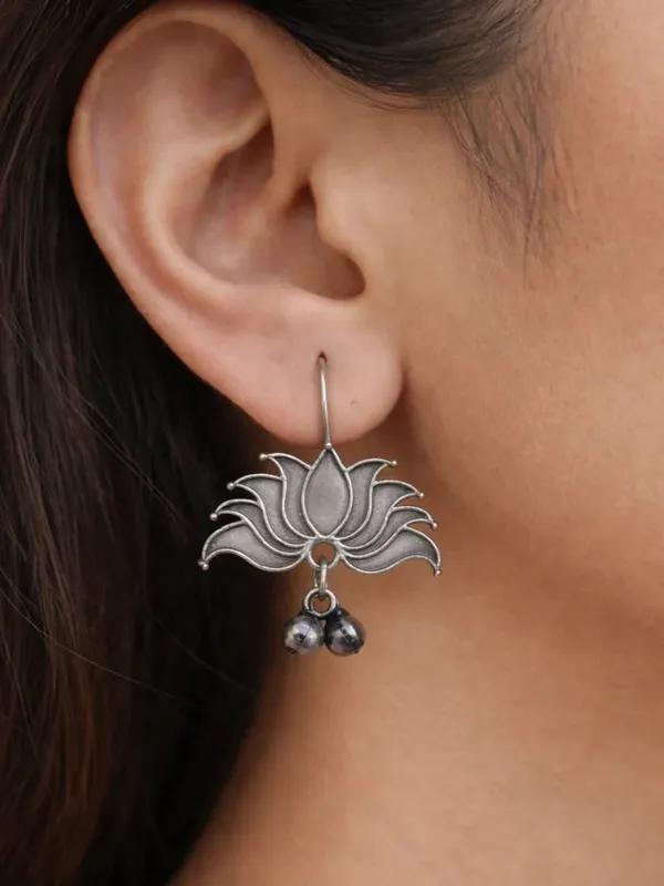 Kamal_Silver_Colour_Brass_Earring_For_Women