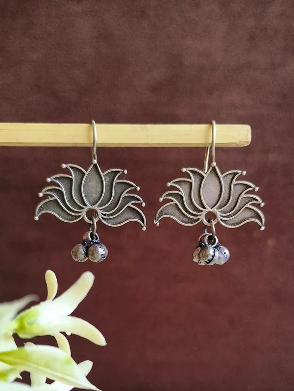 Kamal_Silver_Colour_Brass_Earring_For_Women
