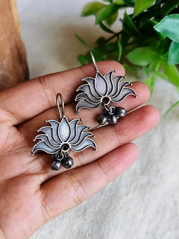 Kamal_Silver_Colour_Brass_Earring_For_Women