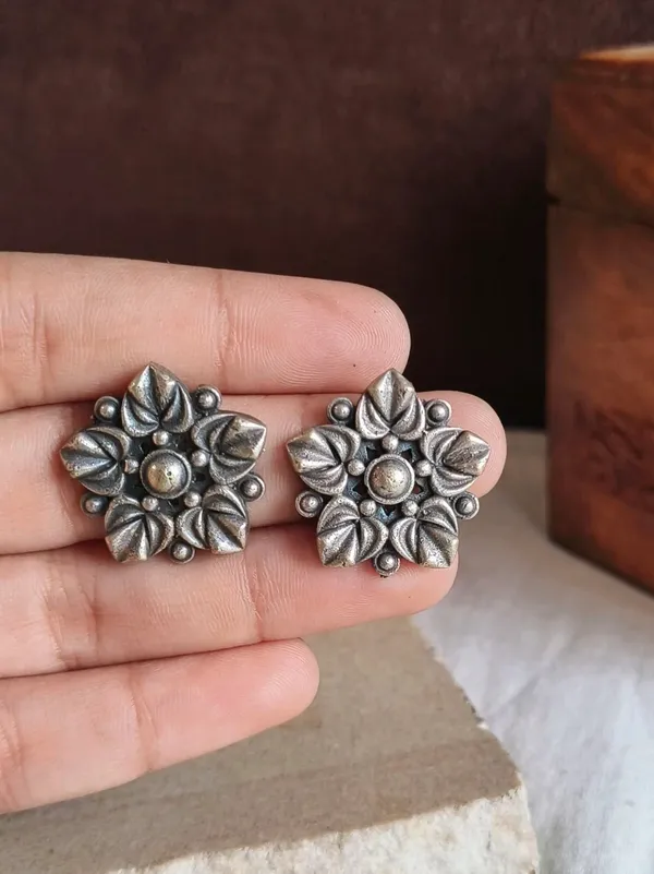 Reena_Silver_Colour_Brass_Earring_For_Women