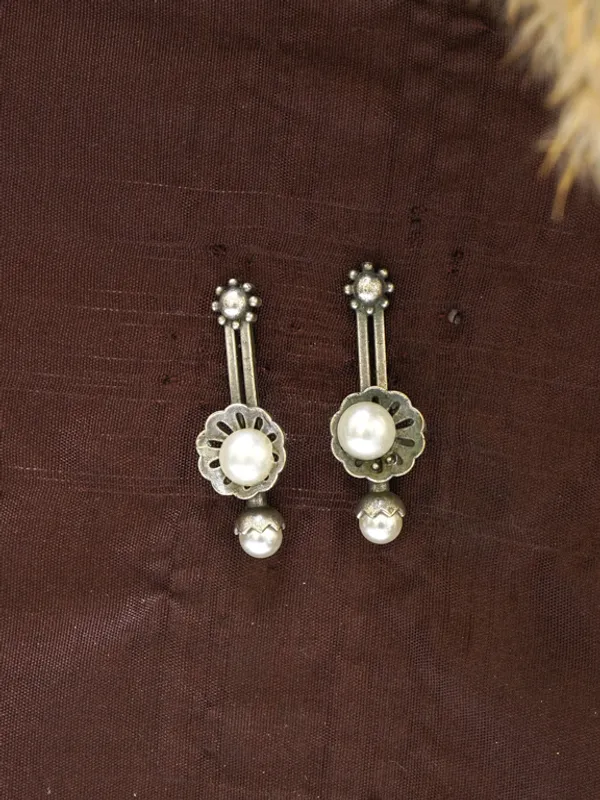 Sattu_Silver_Colour_Brass_Earring_For_Women