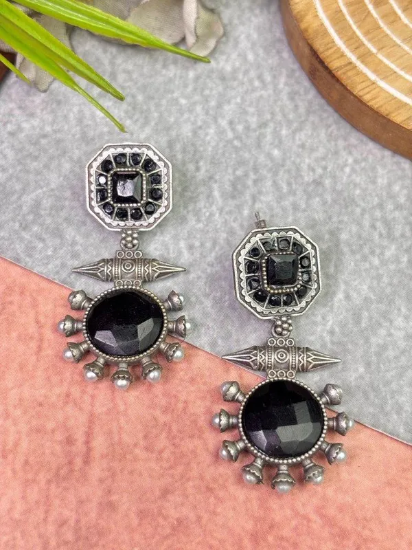 Inaya_Stone_Drop_Black_Colour_Brass_Earring_For_Women