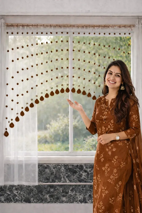 Luxury_Arc_Acrylic_Bead_Curtain_–_Brown_&_White_Colour_|_2.5_Ft_Height_|_Suitable_for_3.5–4_Ft_Window/Door(Total_28_Strings)