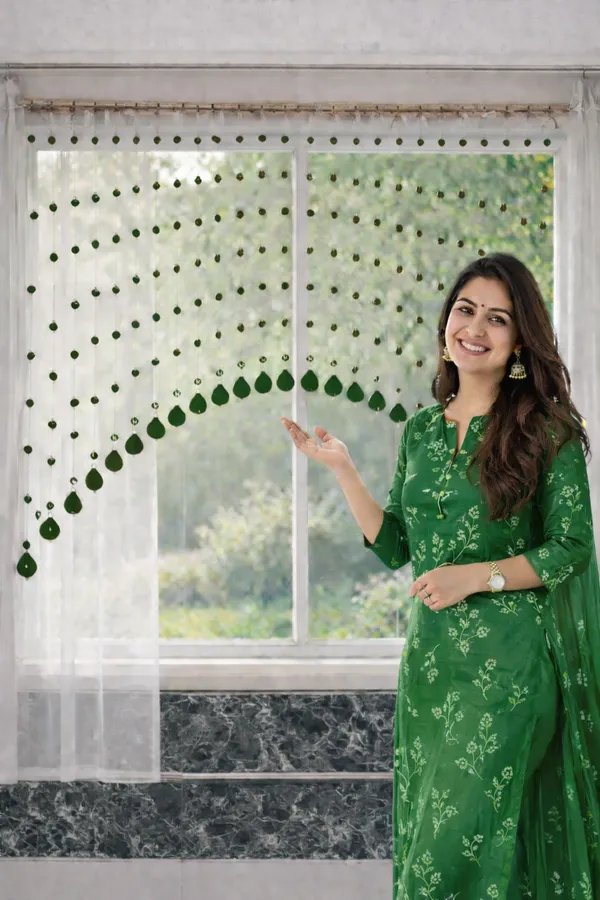 Luxury_Arc_Acrylic_Bead_Curtain_–_Green+White_Colour_|_2.5_Ft_Height_|_Suitable_for_3.5–4_Ft_Window/Door(Total-28_Strings)