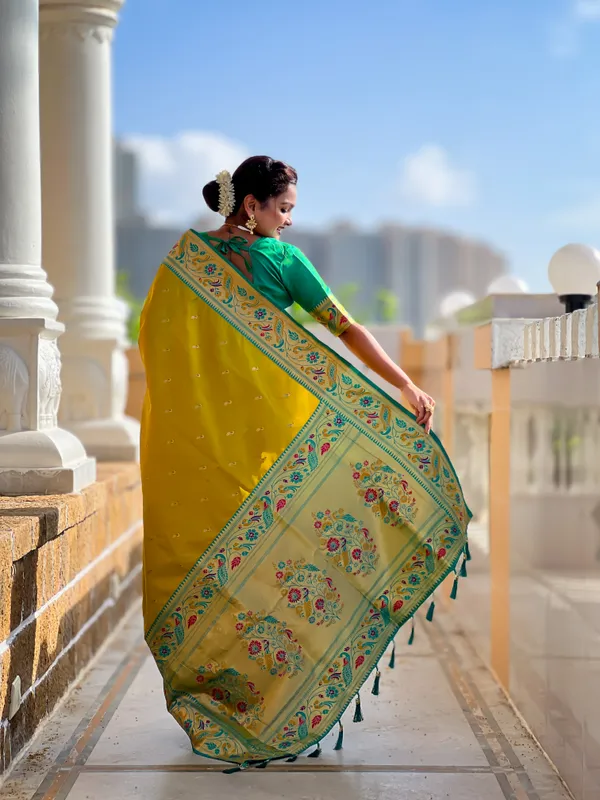 Parrot_Green_Royal_Paithani_Silk_Saree_With_Unstitched_Blouse_Piece