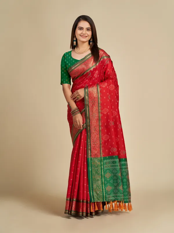 Red_Vaibhavi_Silk_Saree_With_Unstitched_Blouse_Piece