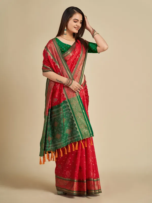 Red_Vaibhavi_Silk_Saree_With_Unstitched_Blouse_Piece