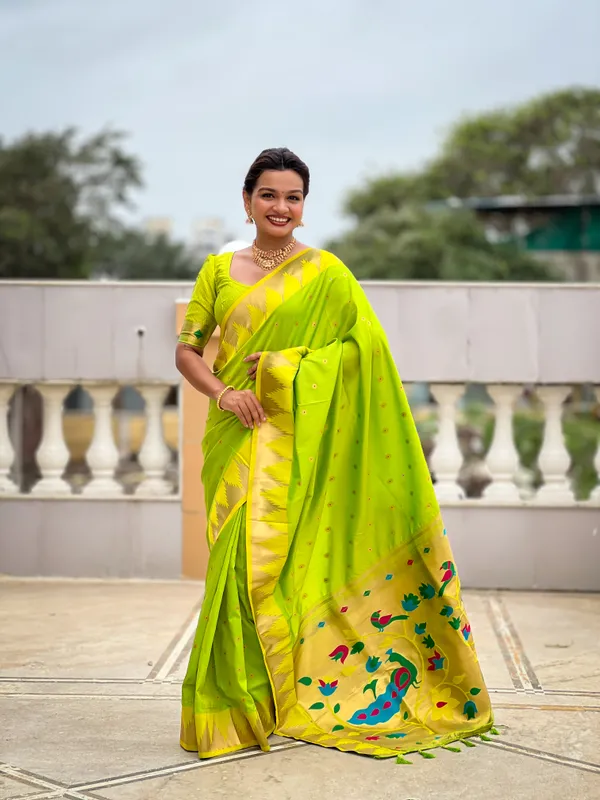 Parrot_Green_Temple_Silk_Saree_With_Unstitched_Blouse_Piece
