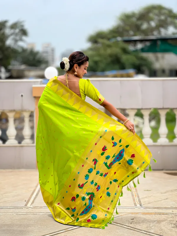 Parrot_Green_Temple_Silk_Saree_With_Unstitched_Blouse_Piece
