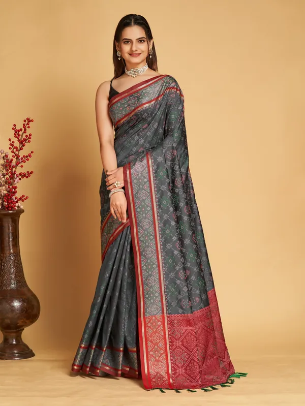 Grey_Vaibhavi_Silk_Saree_With_Unstitched_Blouse_Piece