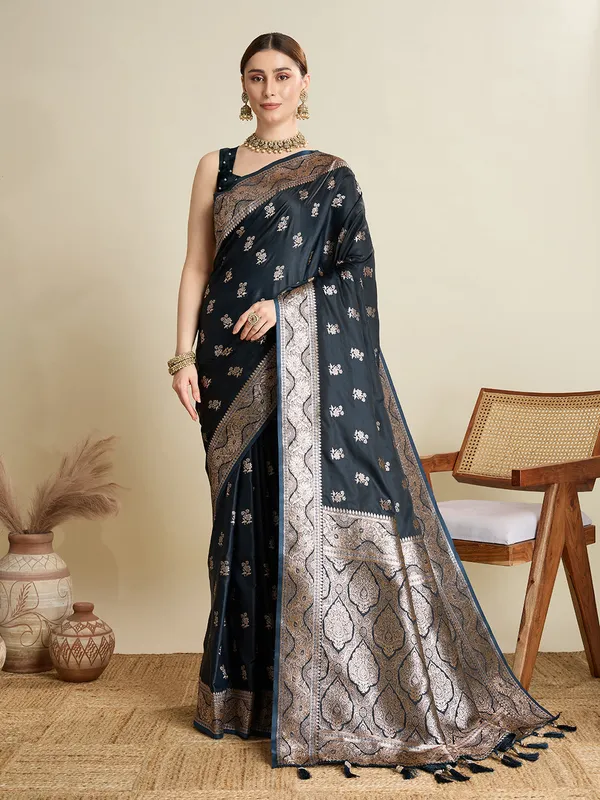 Black_Rajgharana_Silk_Saree_With_Unstitched_Blouse_Piece