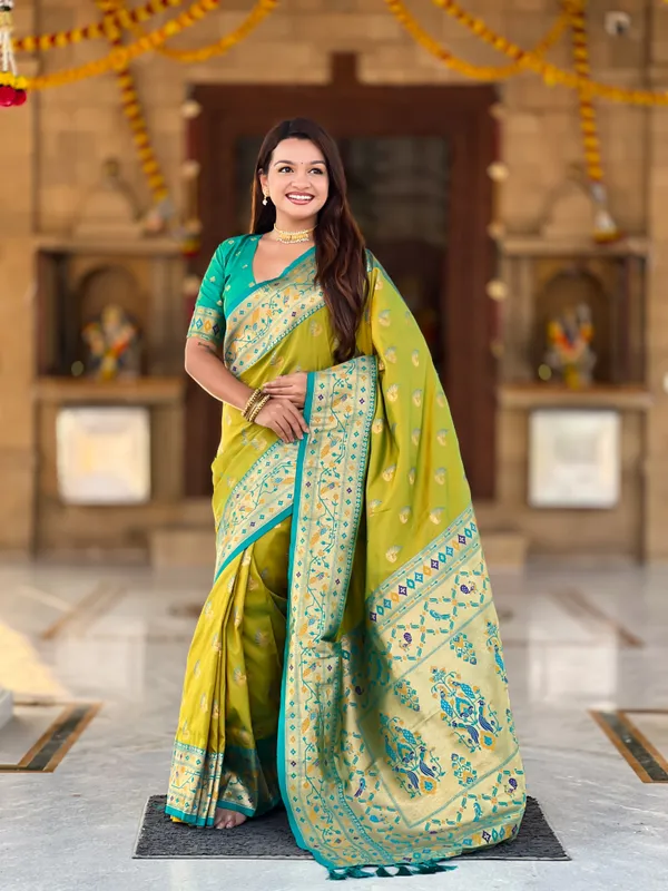 Parrot_Green_Sparkal_Silk_Saree_With_Unstitched_Blouse_Piece