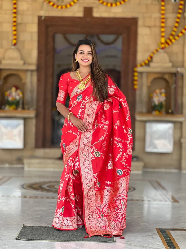 Red_Banarasi_Banarasi_Silk_Saree_With_Unstitched_Blouse_Piece