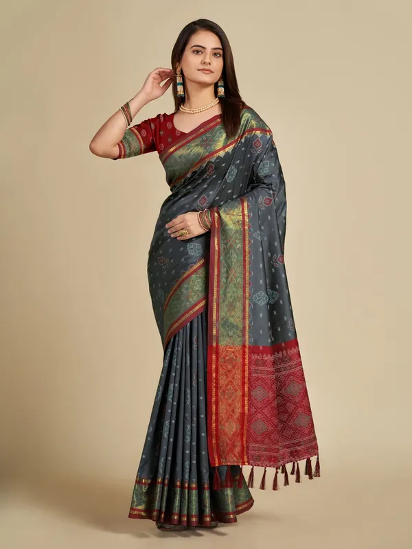 Grey_Vaibhavi_Silk_Saree_With_Unstitched_Blouse_Piece
